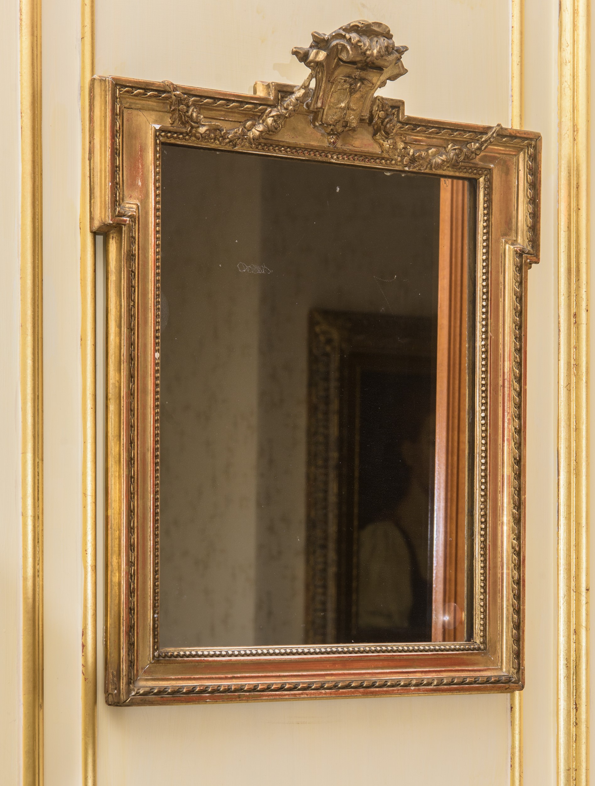 Coppia di specchiere in legno dorato in stile Luigi XVI