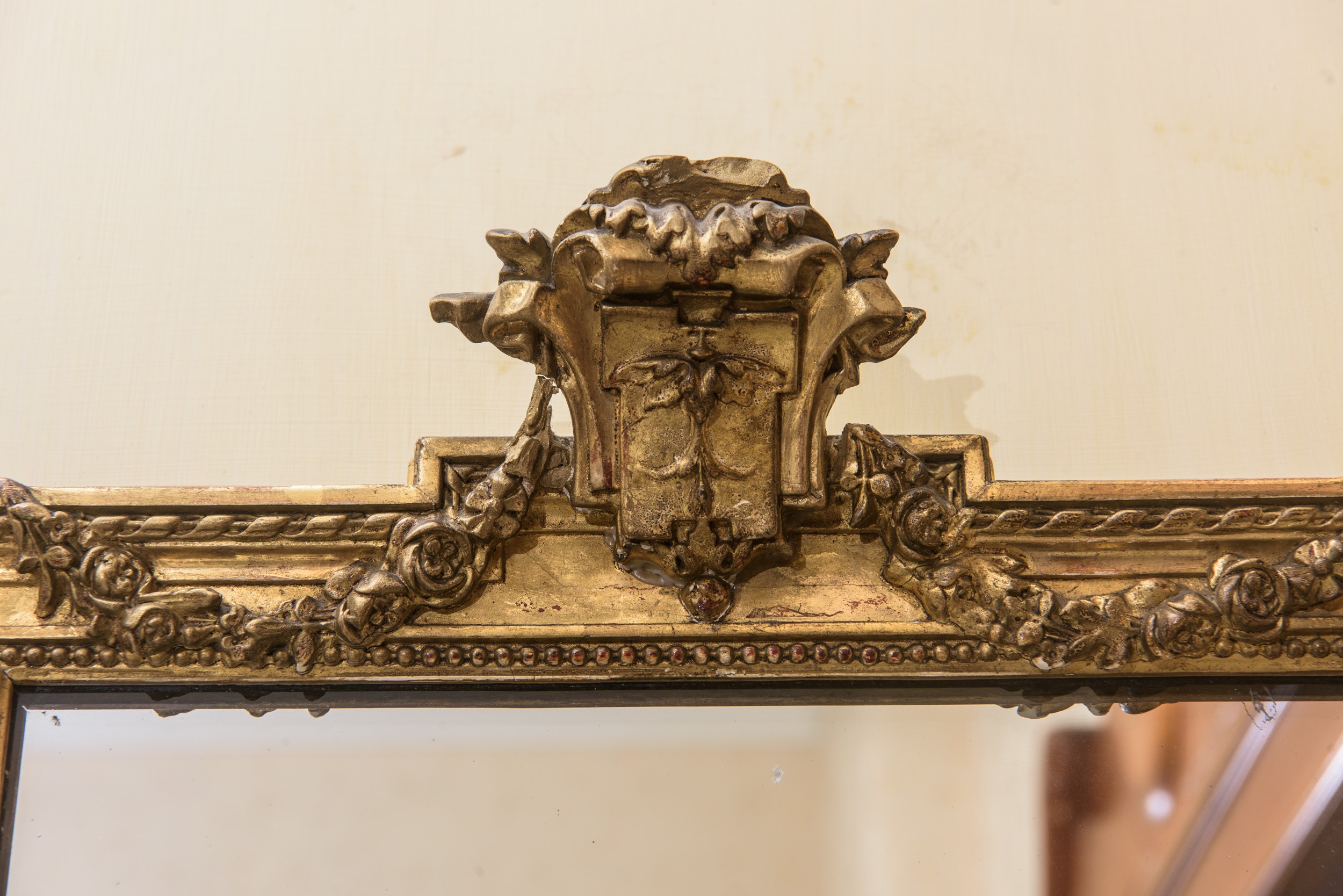 Coppia di specchiere in legno dorato in stile Luigi XVI