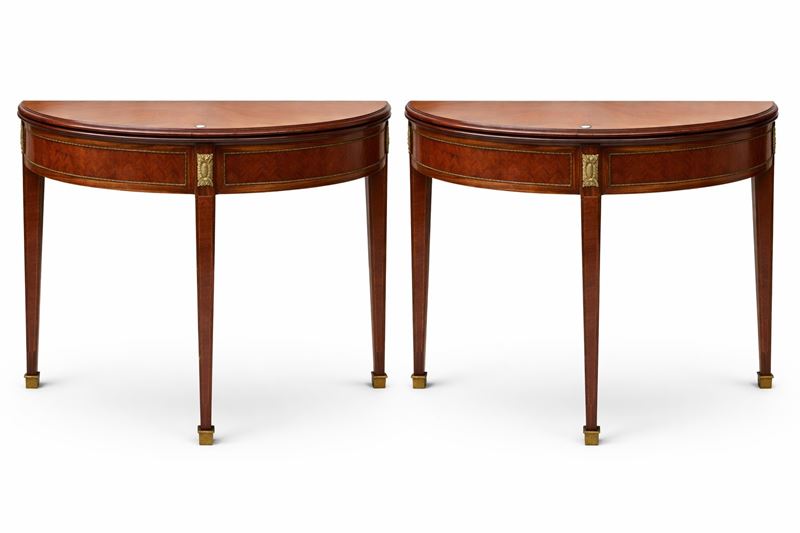 Coppia di tavolini da gioco