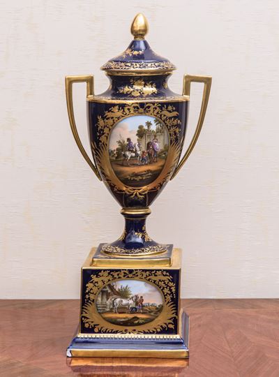 Vaso con coperchio in porcellana blu cobalto e oro, Vienna, fine XIX secolo