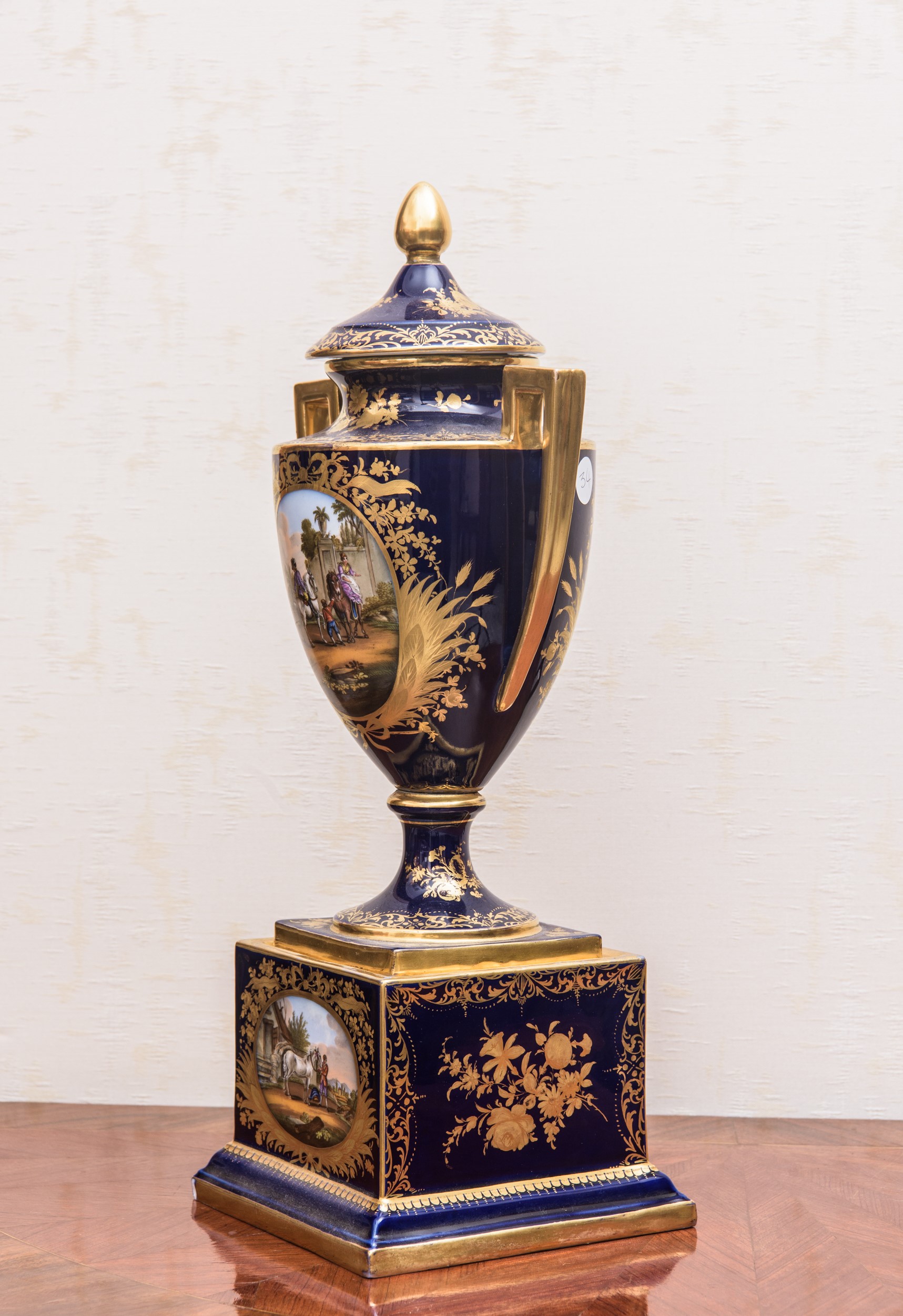 Vaso con coperchio in porcellana blu cobalto e oro, Vienna, fine XIX secolo
