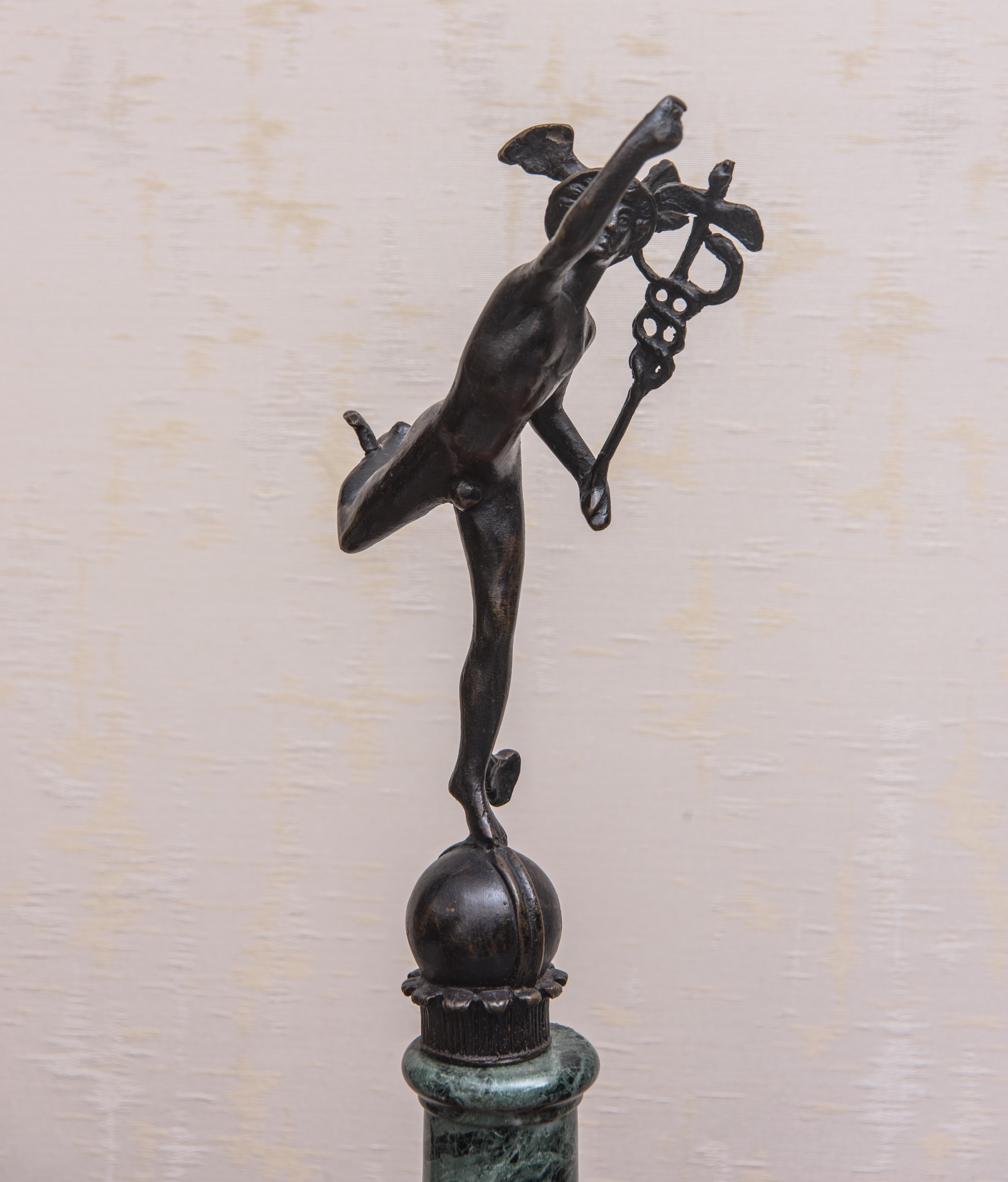 Mercurio in bronzo brunito su colonna in marmo