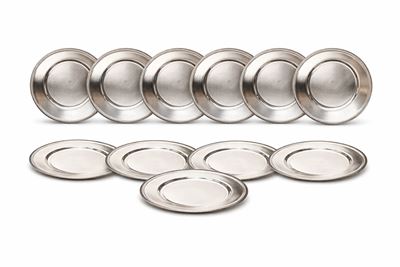 Set di undici piatti in metallo argentato, XX secolo