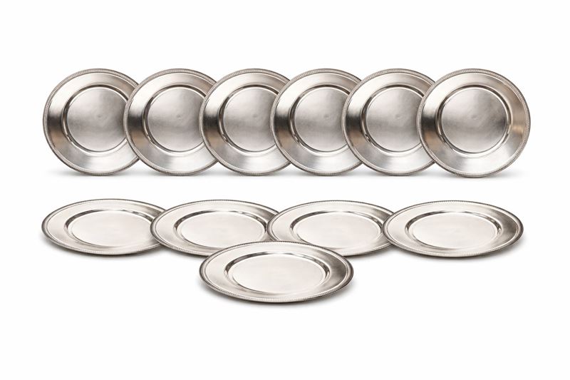 Set di undici piatti in metallo argentato, XX secolo