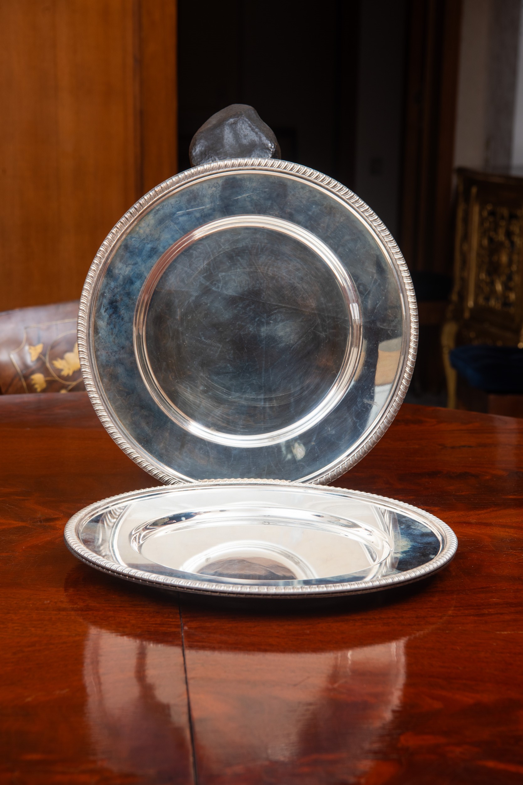 Set di undici piatti in metallo argentato, XX secolo