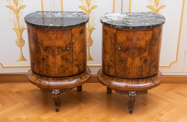 Coppia di comodini cilindrici lastronati in radica con piano in marmo