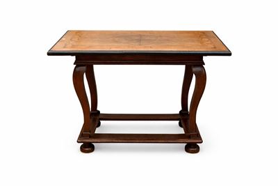 Tavolino in legno di noce, XX secolo
