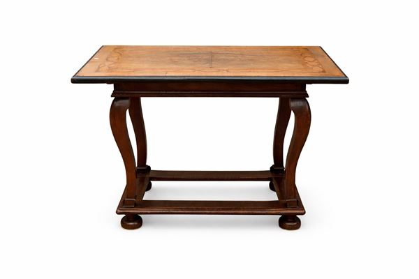 Tavolino in legno di noce