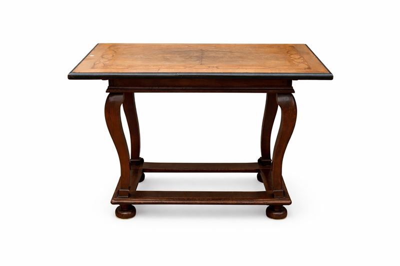 Tavolino in legno di noce, XX secolo