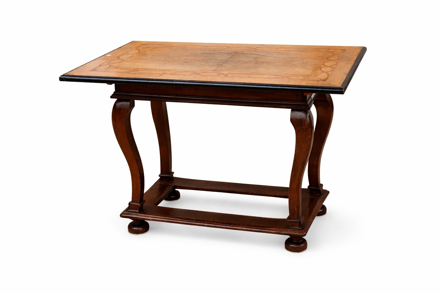 Tavolino in legno di noce, XX secolo