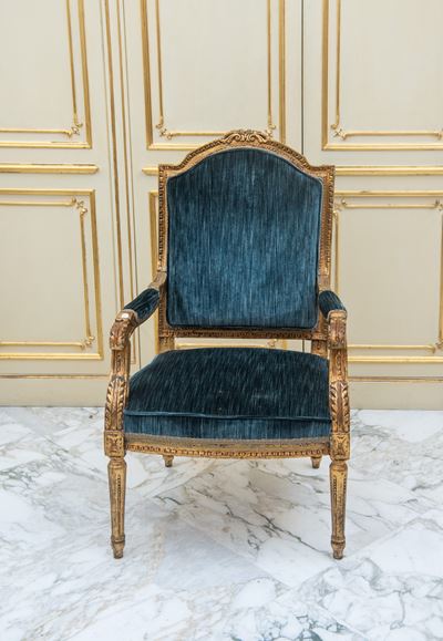 Poltrona in stile Luigi XVI, legno dorato e tessuto blu