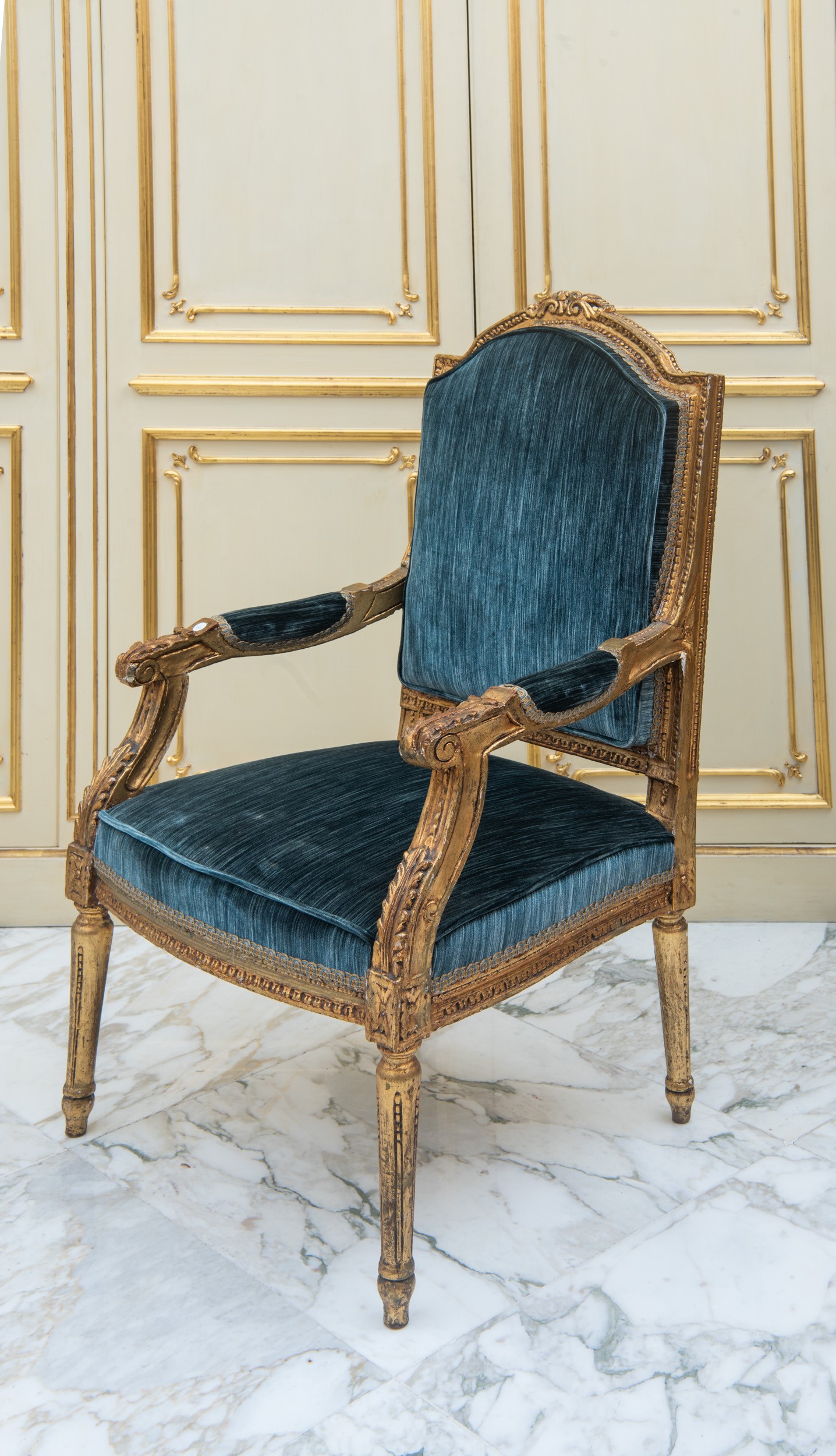 Poltrona in stile Luigi XVI, legno dorato e tessuto blu