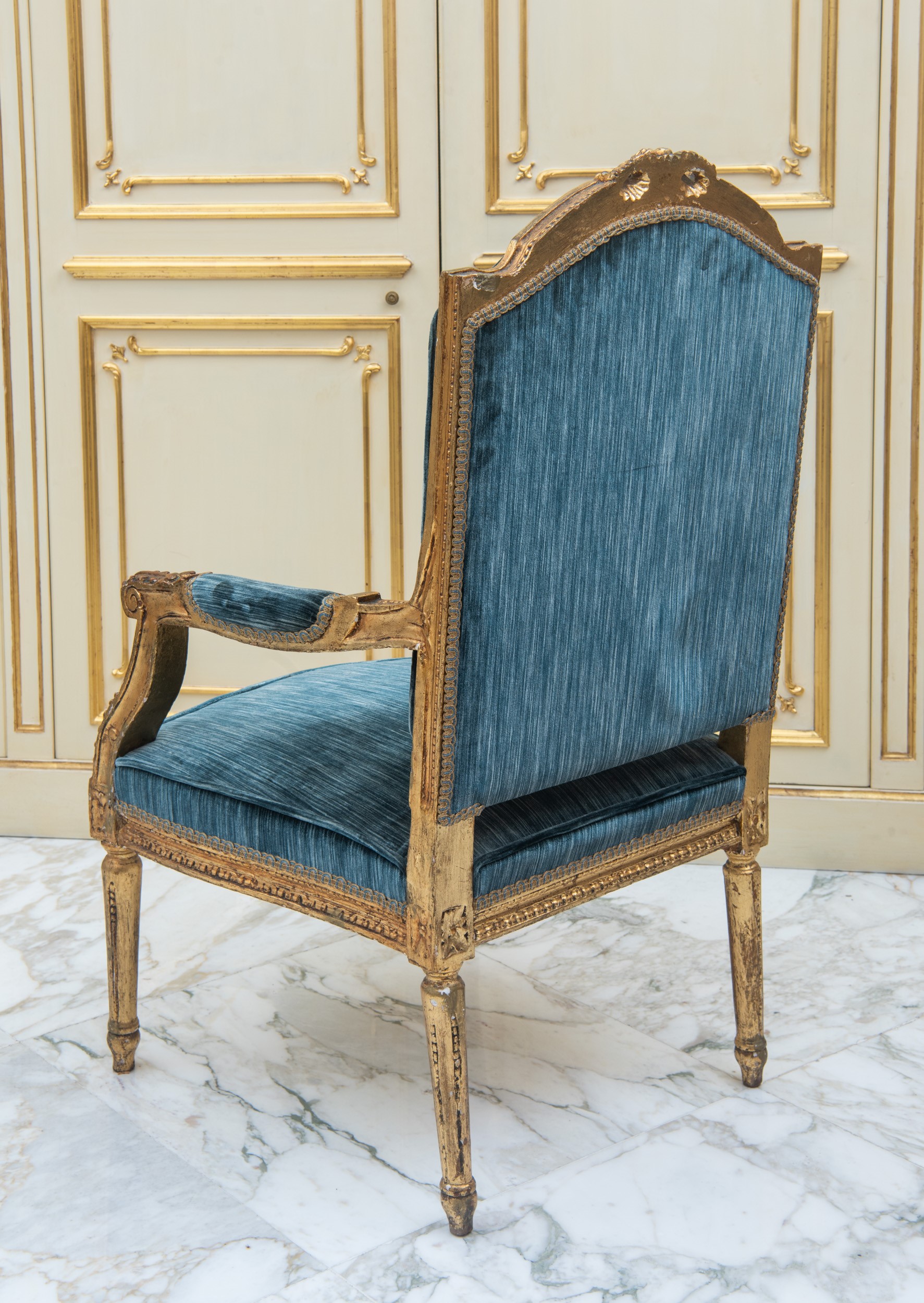 Poltrona in stile Luigi XVI, legno dorato e tessuto blu