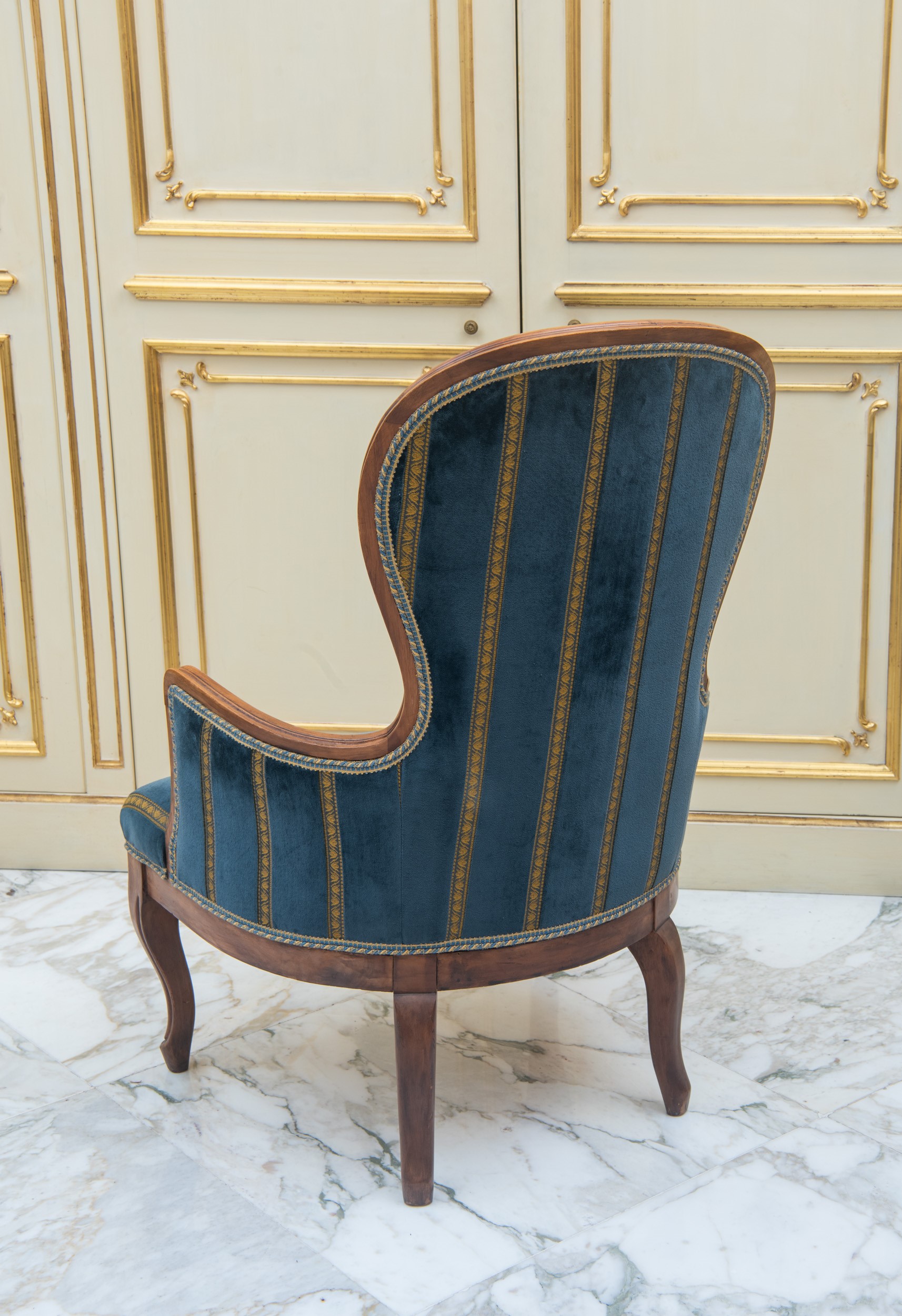 Poltrona, legno sagomato e velluto a righe, Italia, Luigi Filippo, XIX secolo