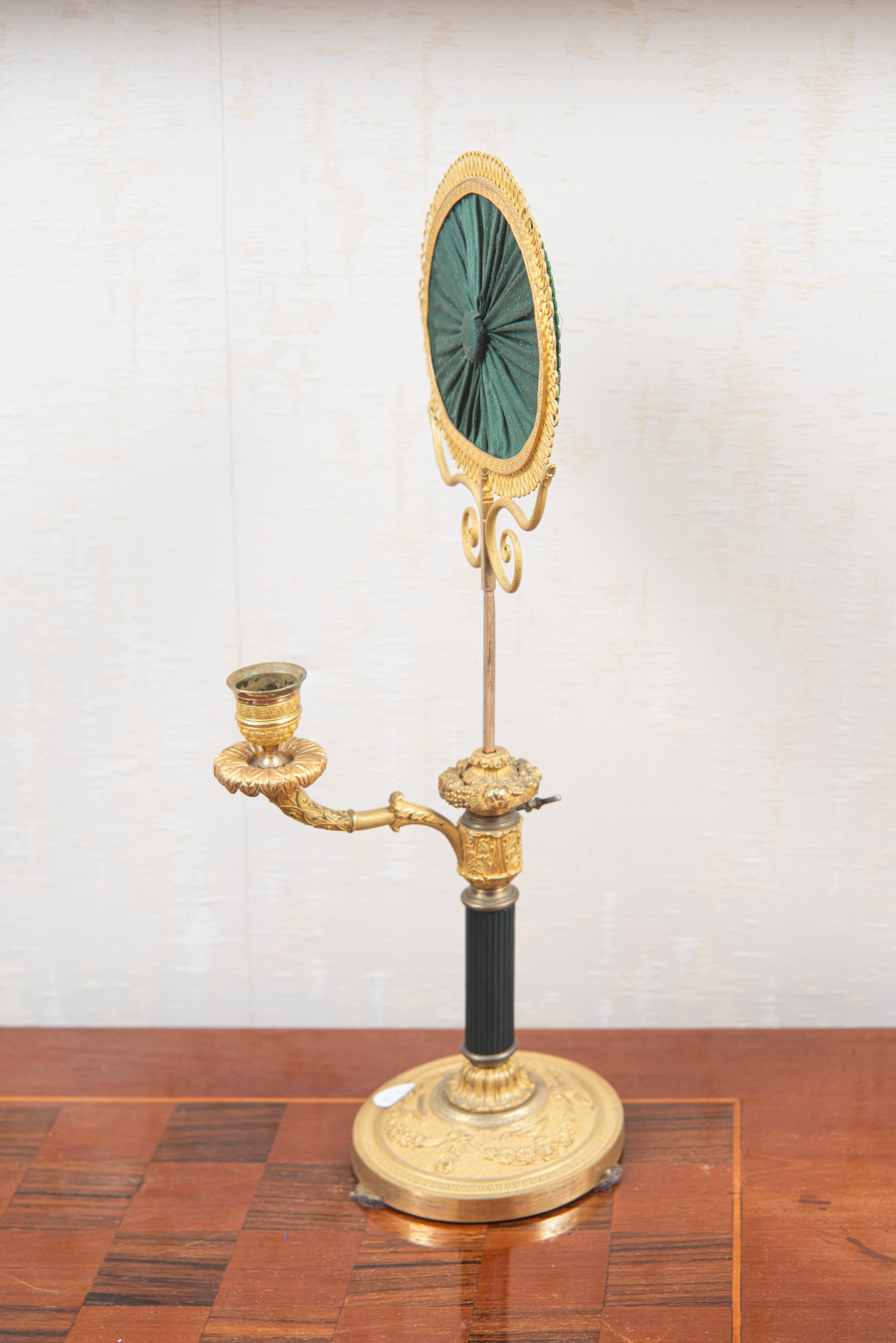 Ventola da tavolo con elemento luminoso in stile neoclassico