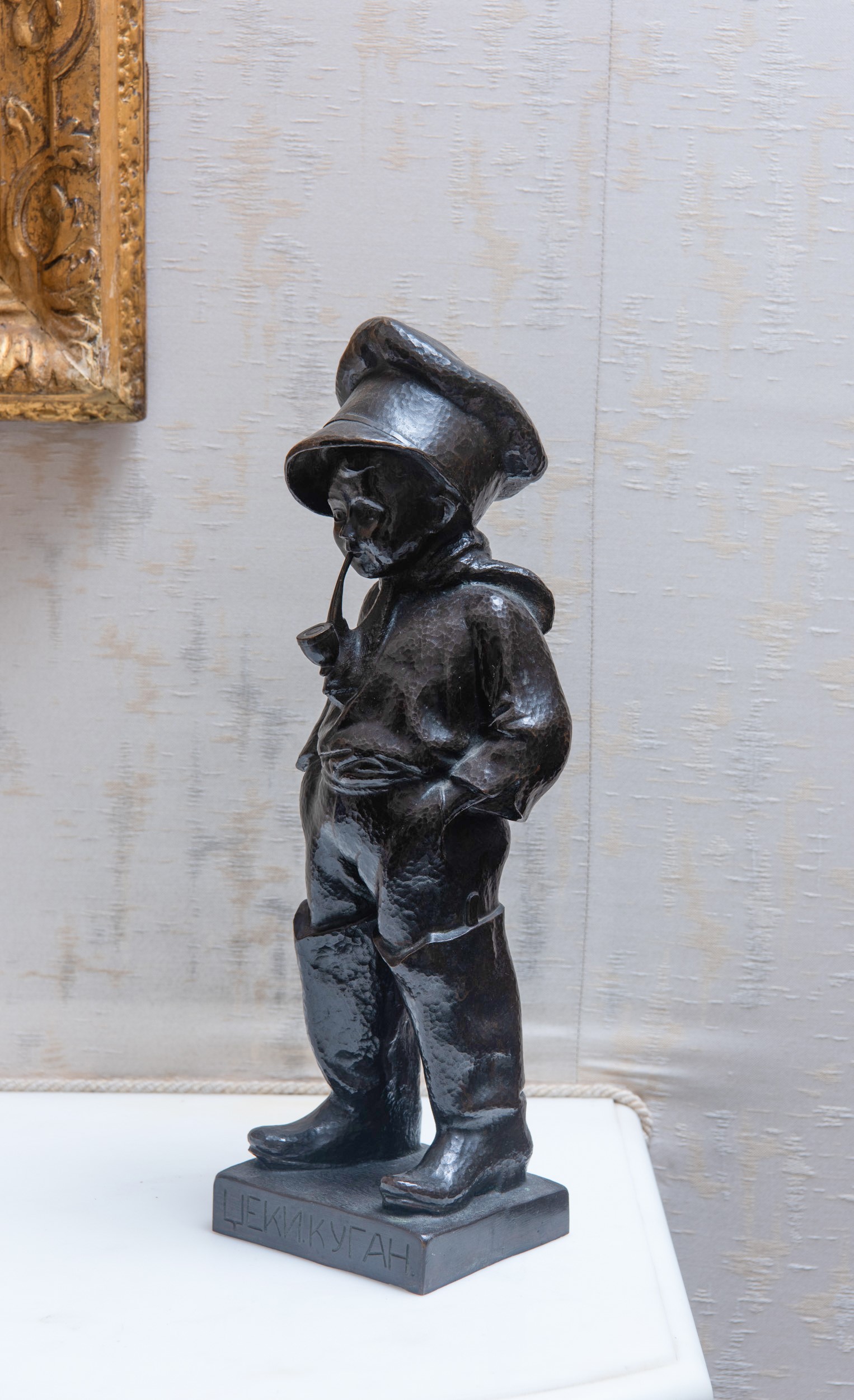 Autore sconosciuto, Scultura in bronzo raffigurante bambino con pipa