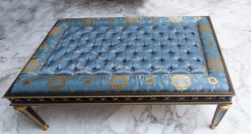 Tavolino da salotto in stile neoclassico, metallo dorato e piano in vetro, Italia, metà XX secolo