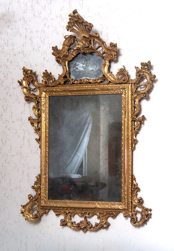 Specchiera in legno intagliato e dorato