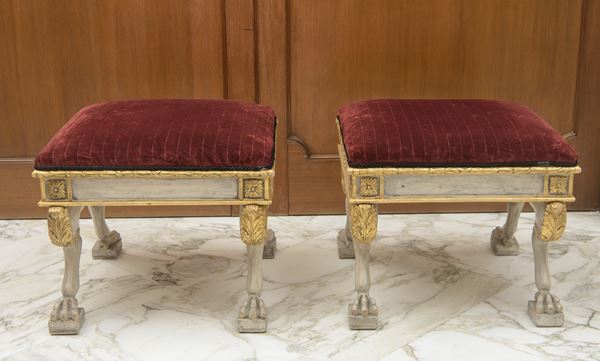 Coppia di sgabelli in legno intagliato e dorato