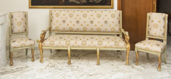 Salotto composto da divano e due sedie