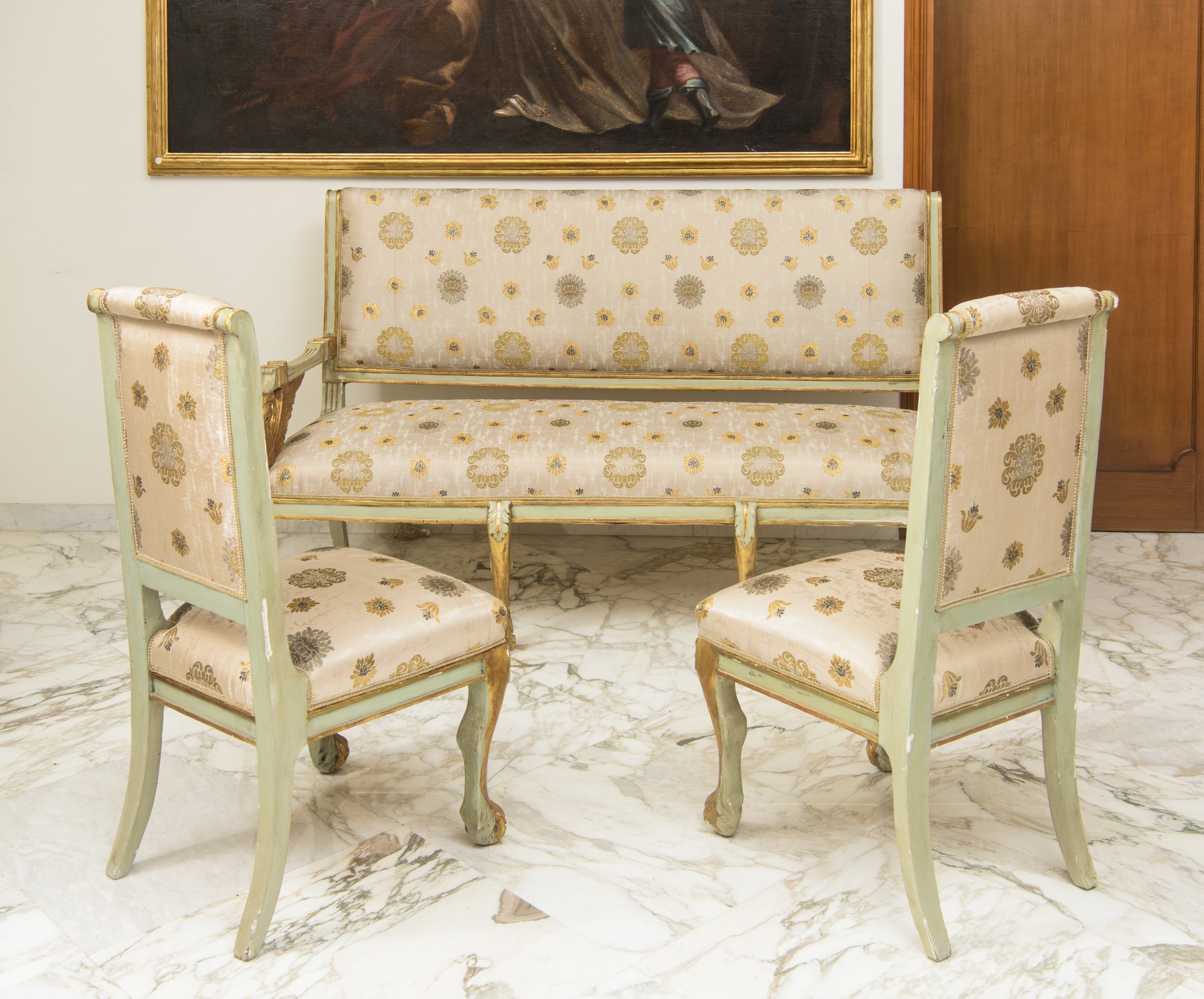 Salotto composto da divano e due sedie