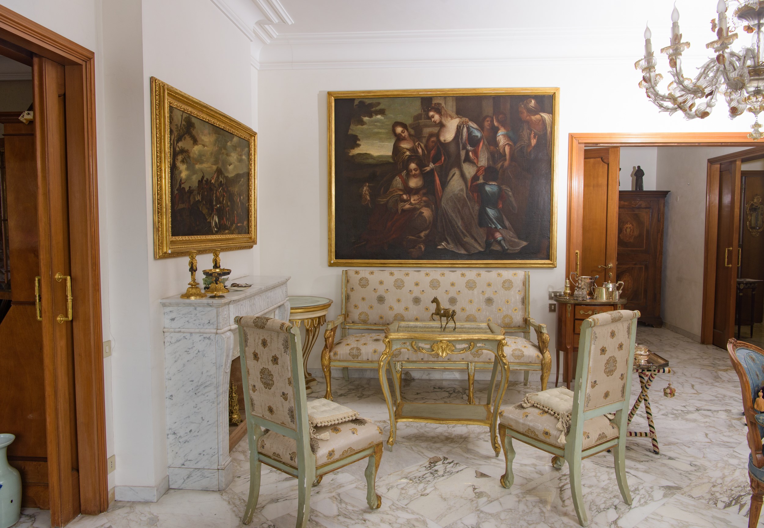 Salotto composto da divano e due sedie