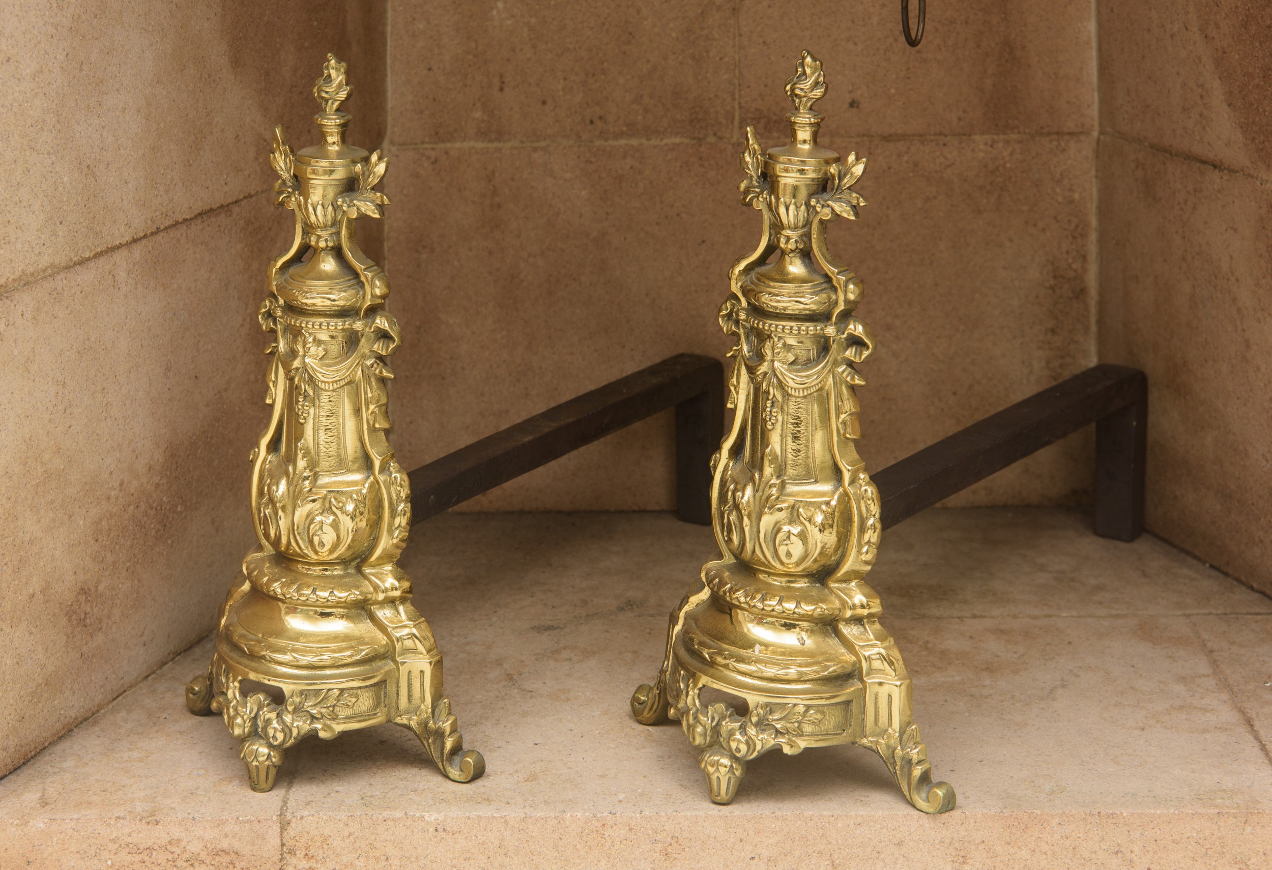 Coppia di alari in bronzo dorato