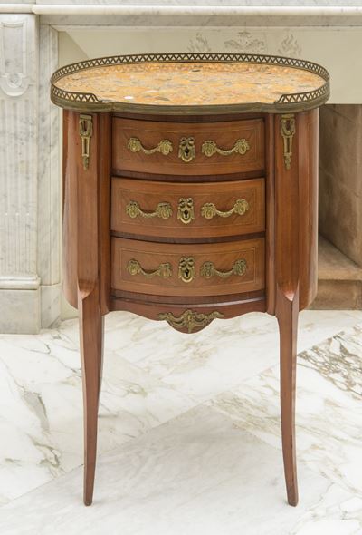 Comodino in stile Luigi XVI, legno di noce e bois de rose, XX secolo
