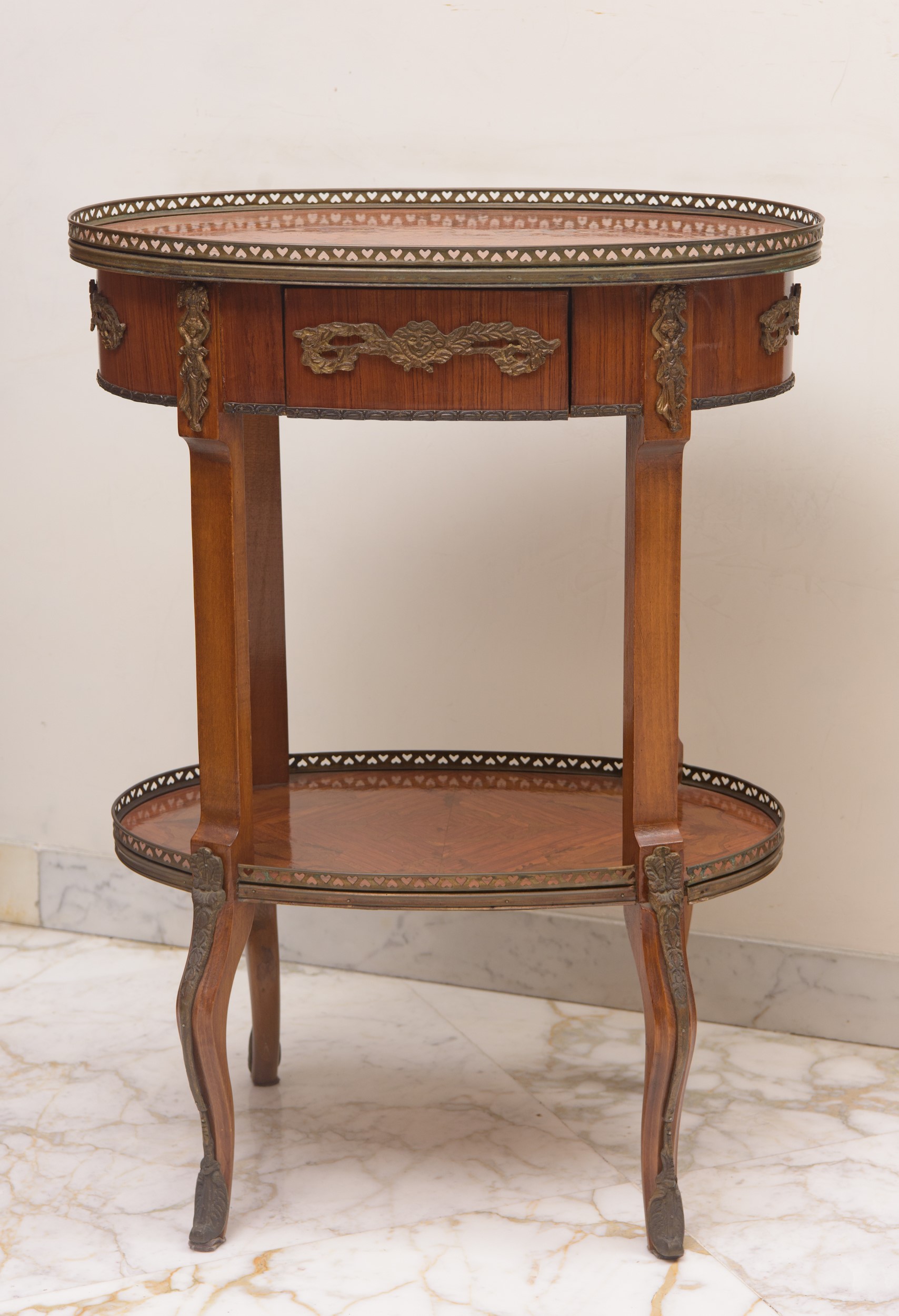 Coppia di tavolini da salotto in stile Luigi XVI