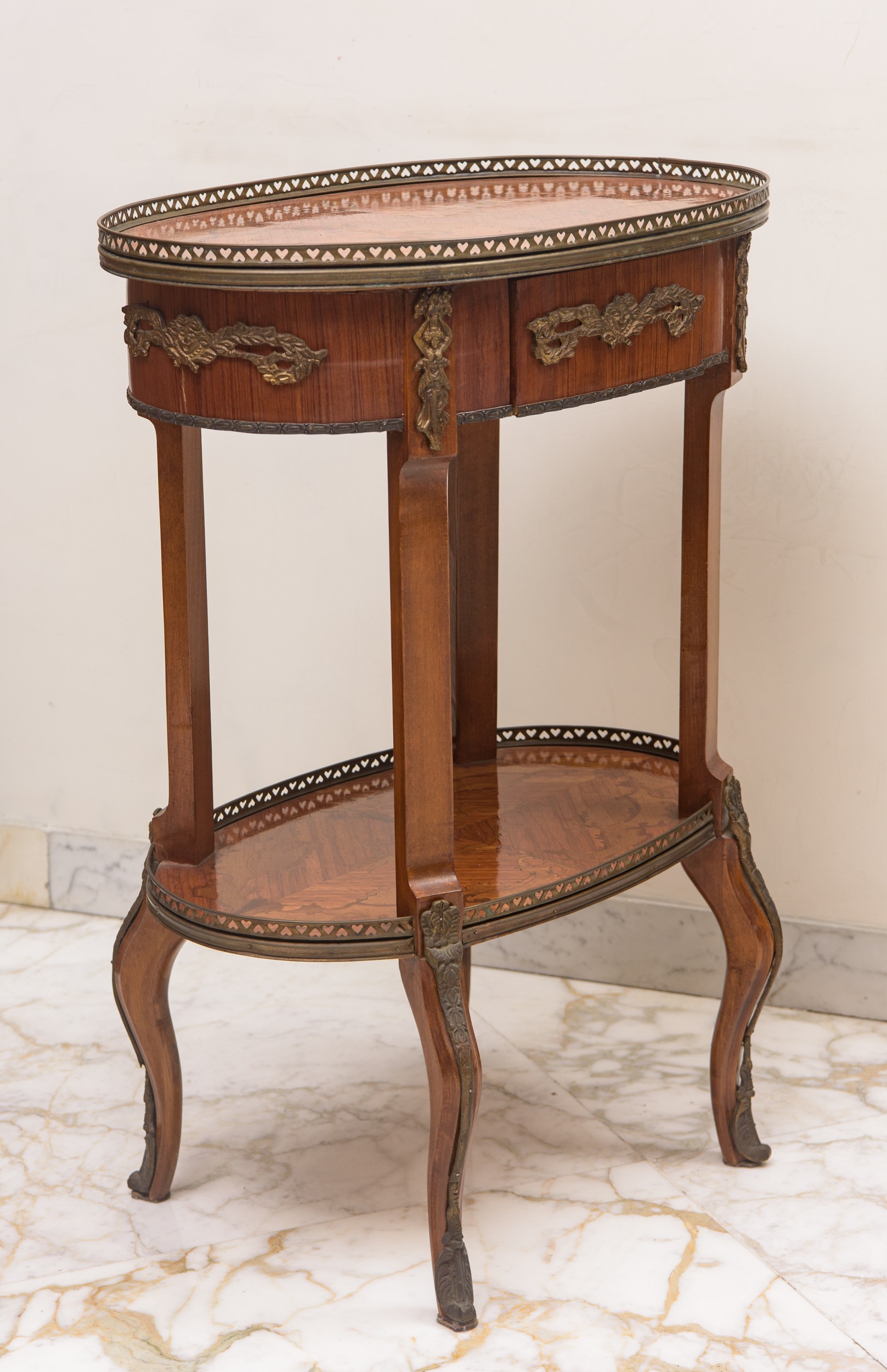 Coppia di tavolini da salotto in stile Luigi XVI