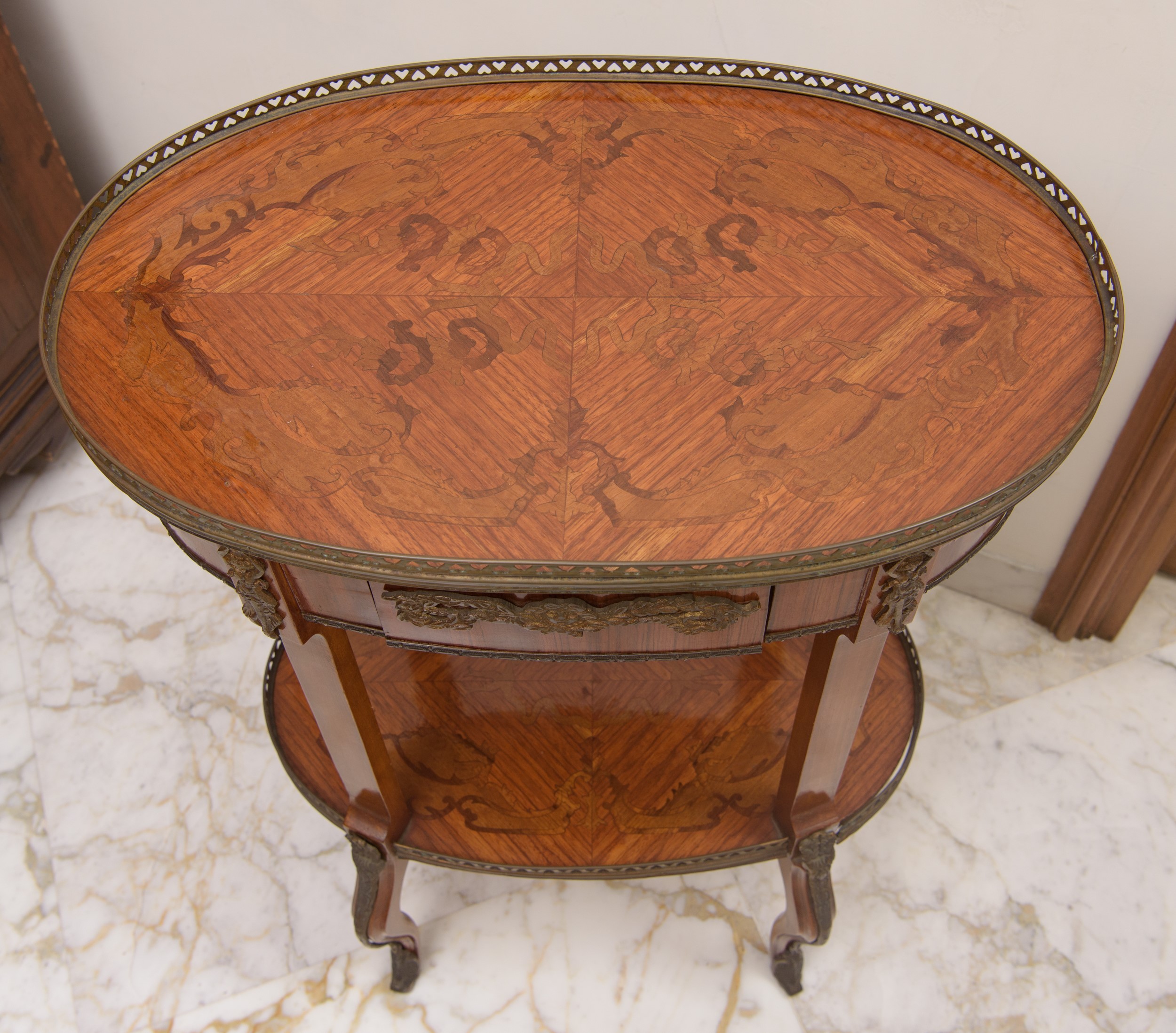 Coppia di tavolini da salotto in stile Luigi XVI