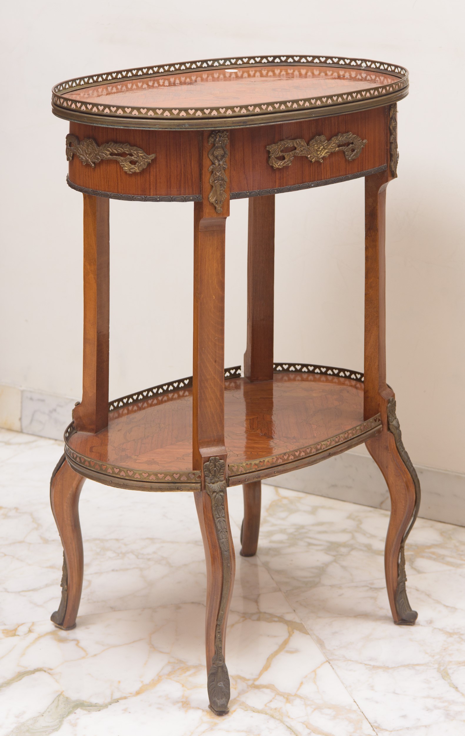 Coppia di tavolini da salotto in stile Luigi XVI