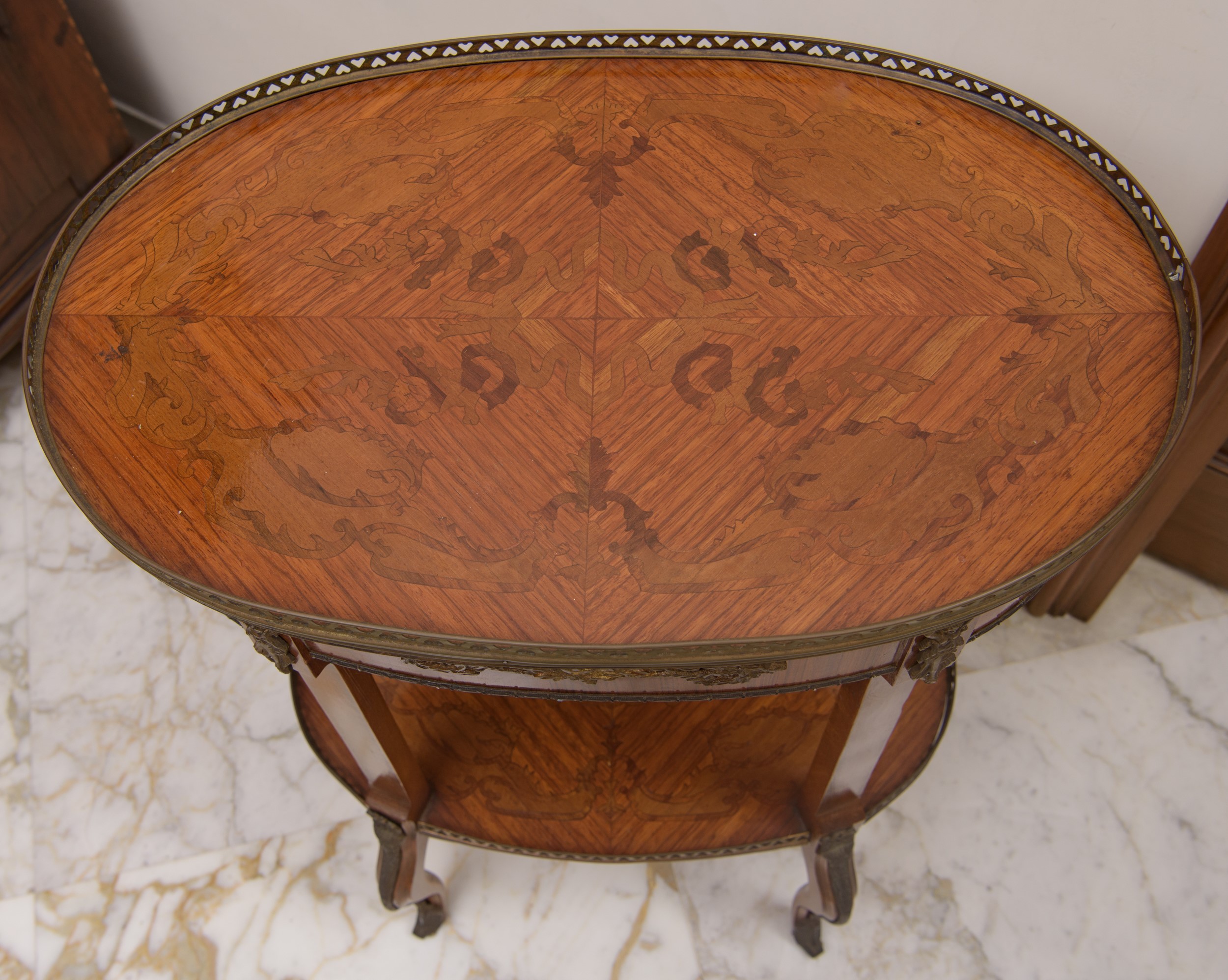 Coppia di tavolini da salotto in stile Luigi XVI