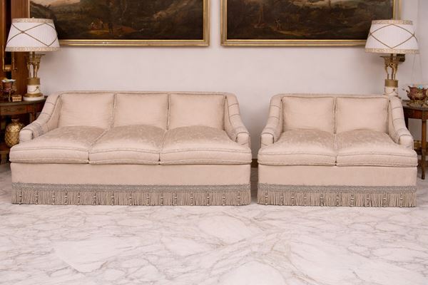 Due divani in seta chiara