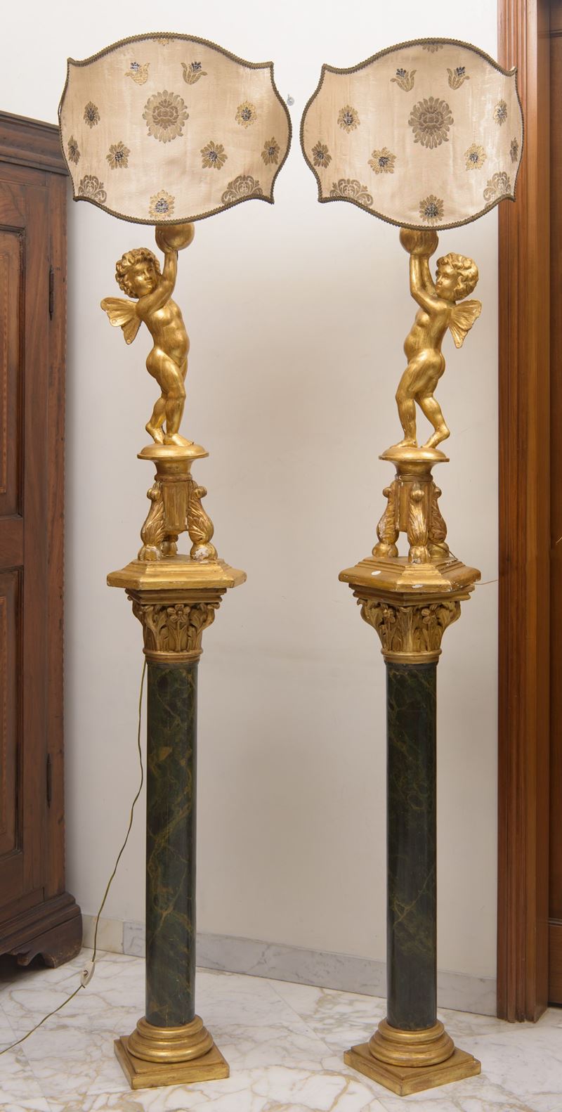 Coppia di lampade e colonne
