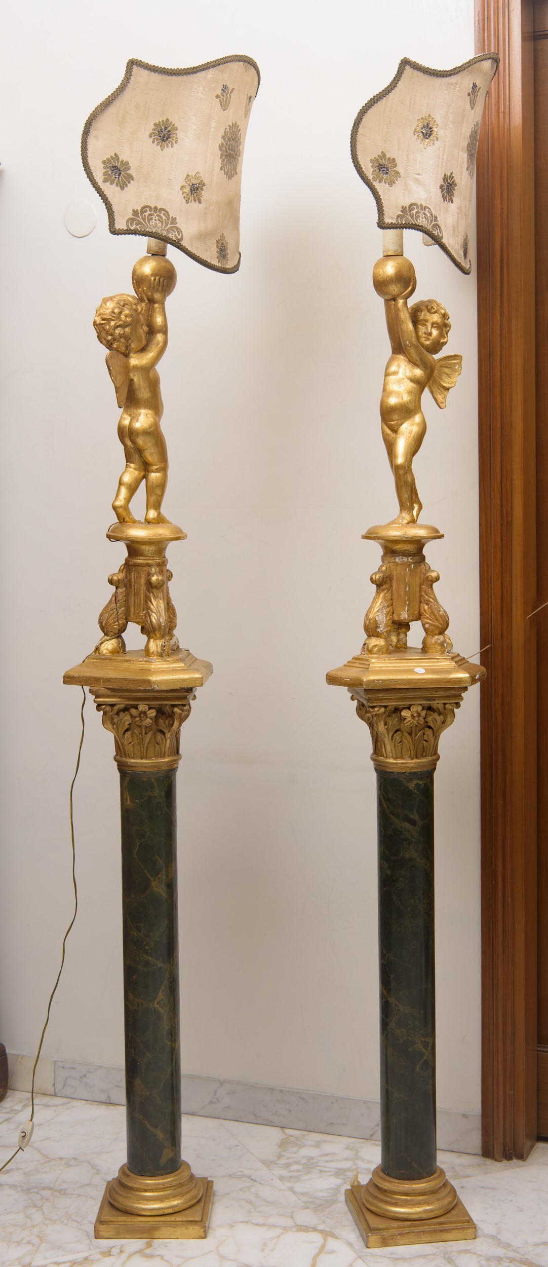 Coppia di lampade e colonne