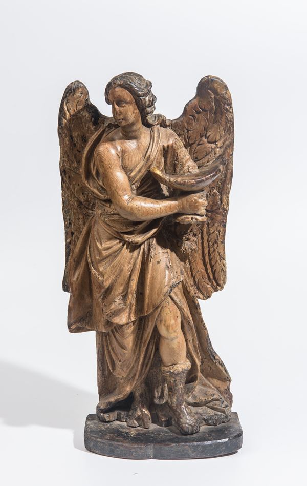 Scultura raffigurante angelo in legno intagliato e dorato