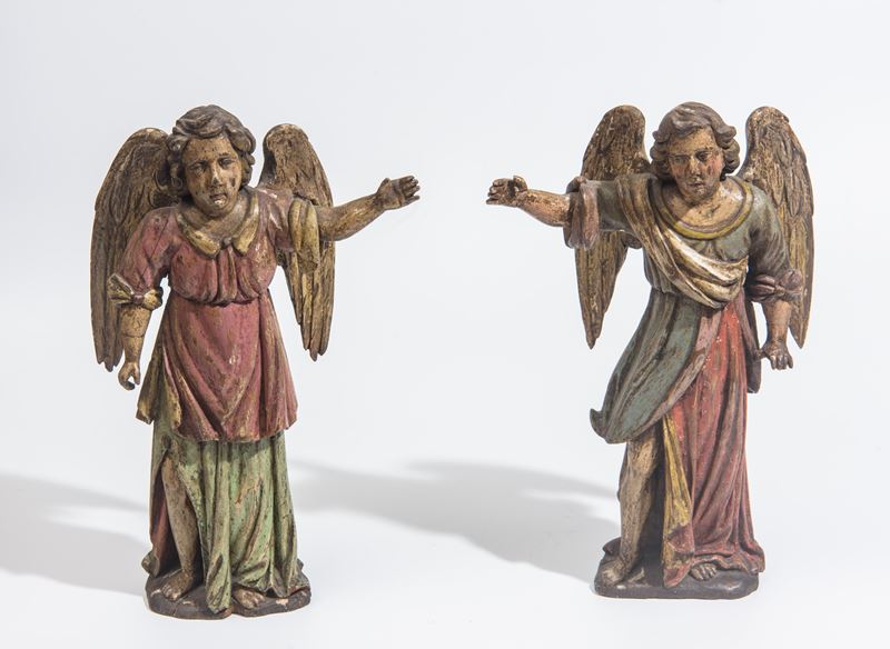 Coppia di angeli in legno scolpito e policromo