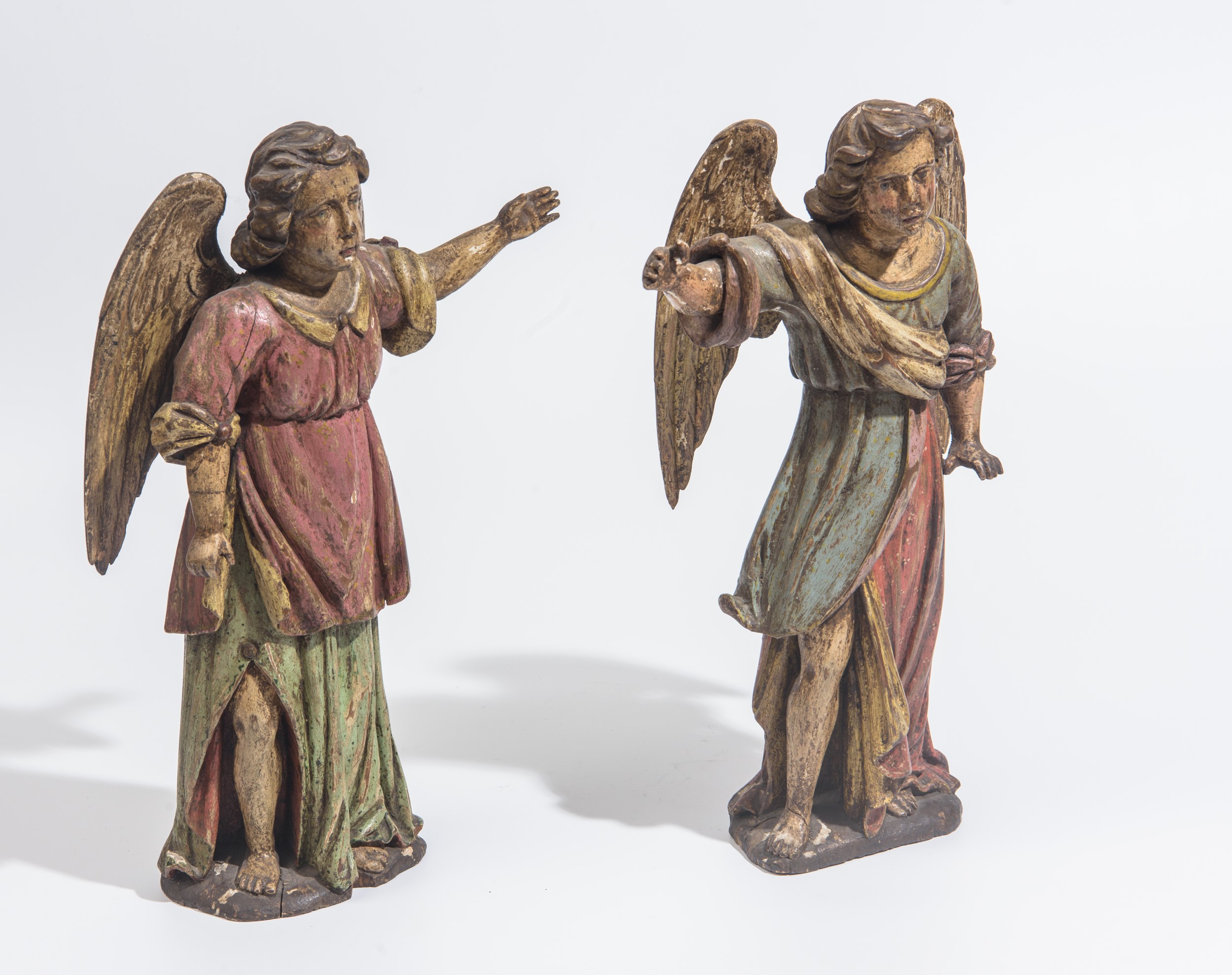 Coppia di angeli in legno scolpito e policromo
