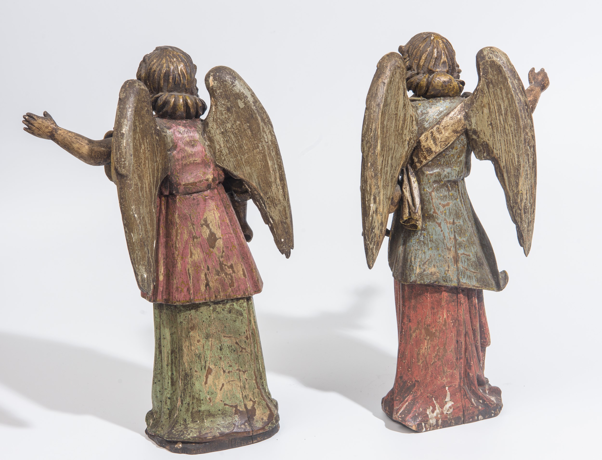 Coppia di angeli in legno scolpito e policromo