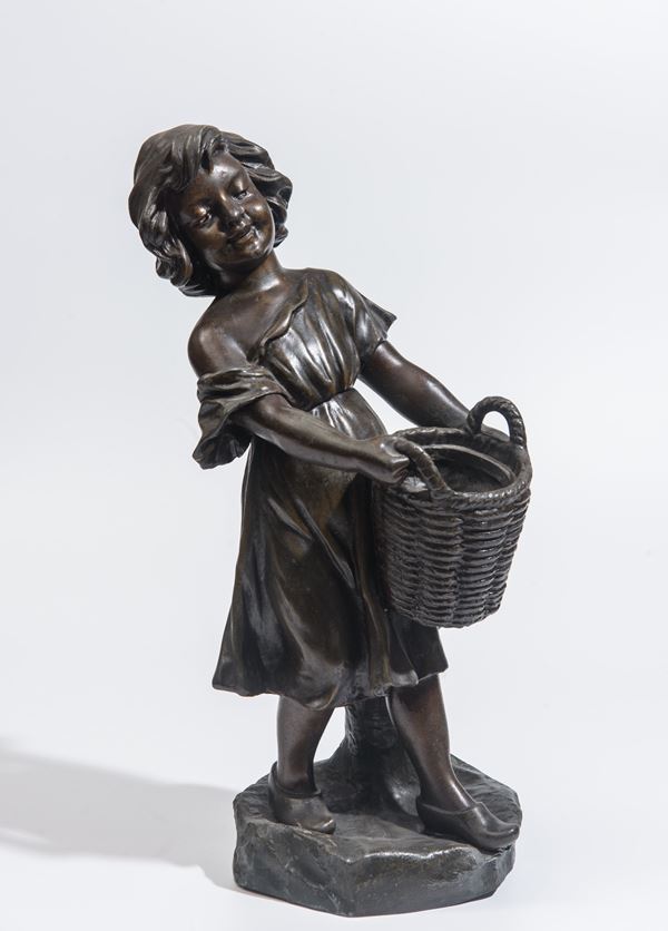Scultura in antimonio raffigurante fanciulla con cesta