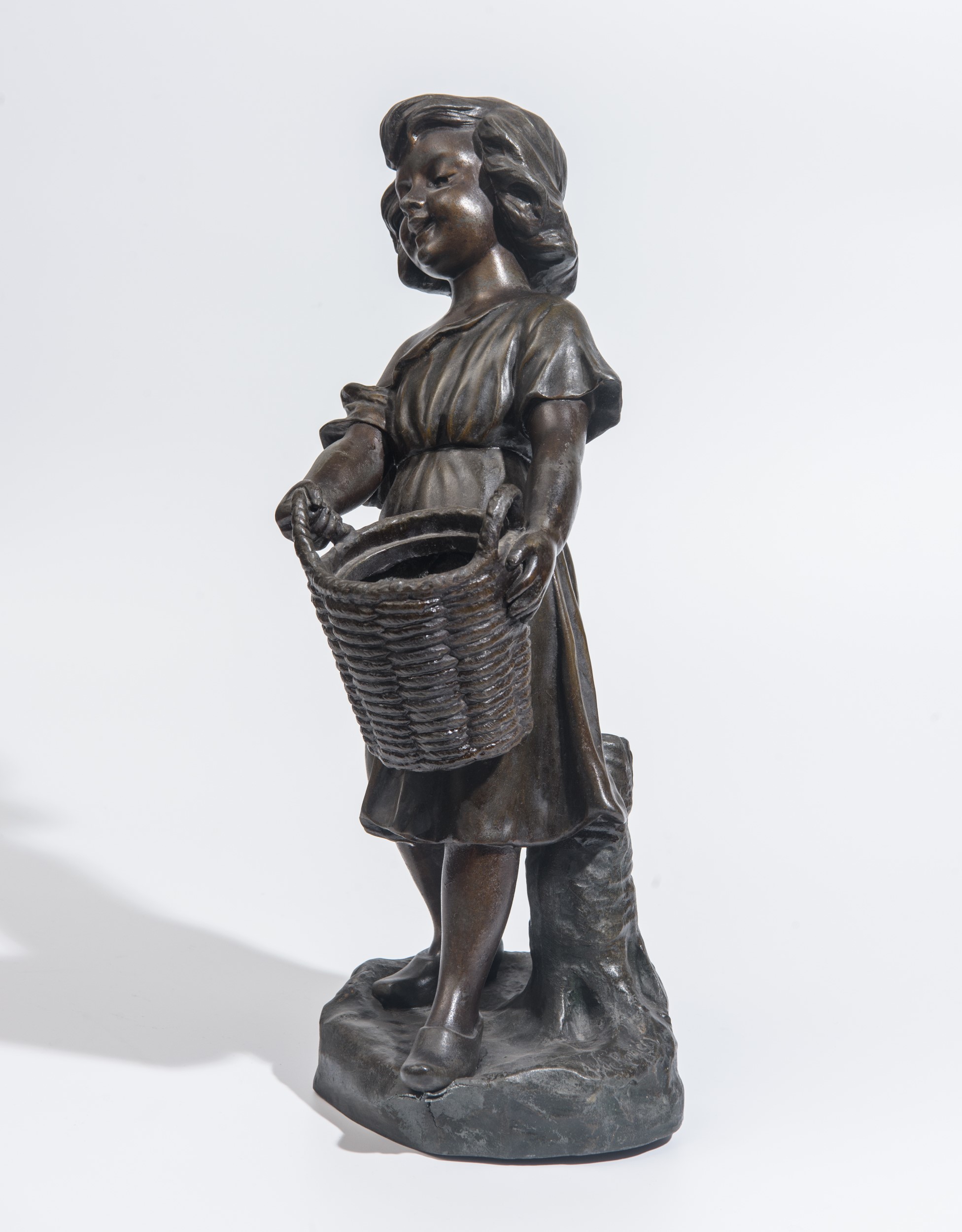 Scultura in antimonio raffigurante fanciulla con cesta