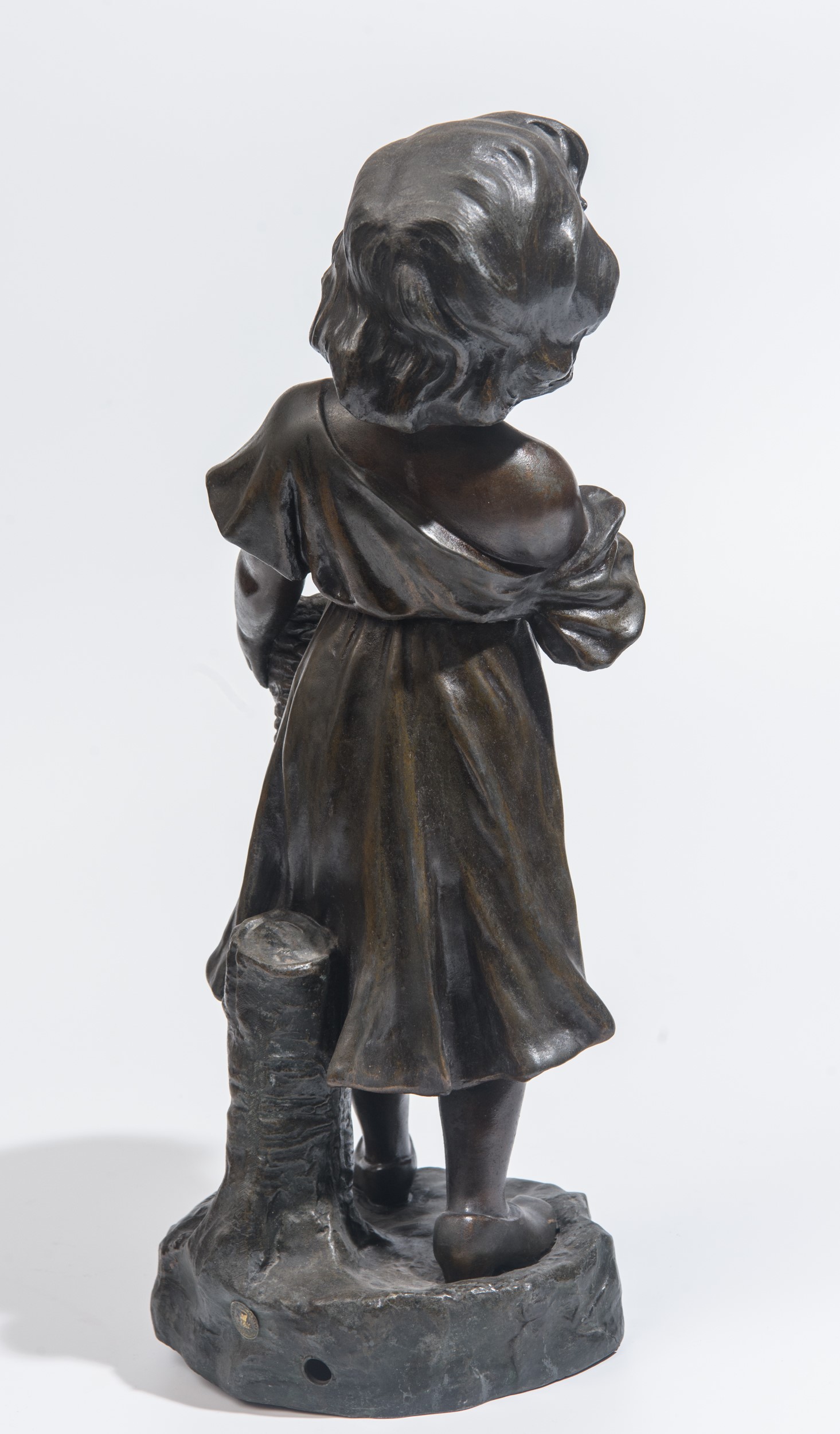 Scultura in antimonio raffigurante fanciulla con cesta