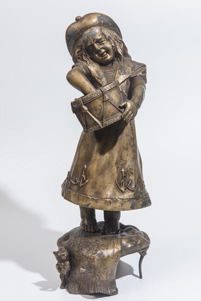 Scultura, Fanciulla in abito marinaretto che suona un tamburo, metallo