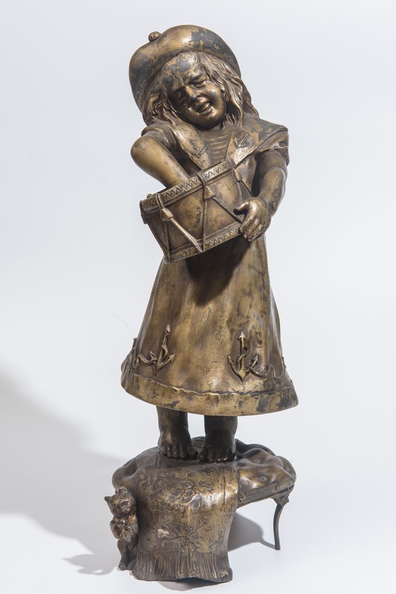 Scultura, Fanciulla in abito marinaretto che suona un tamburo, metallo