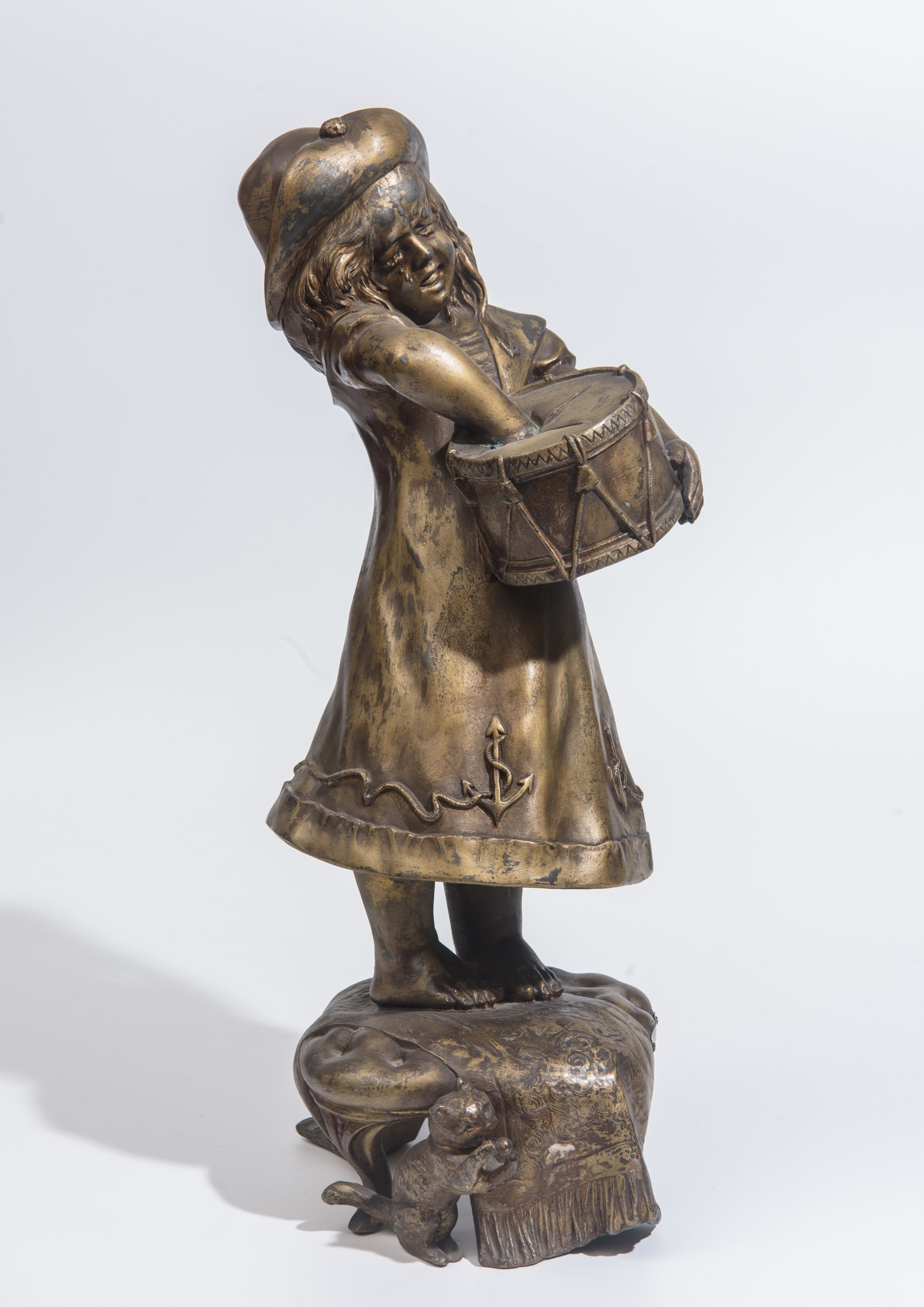Scultura, Fanciulla in abito marinaretto che suona un tamburo, metallo