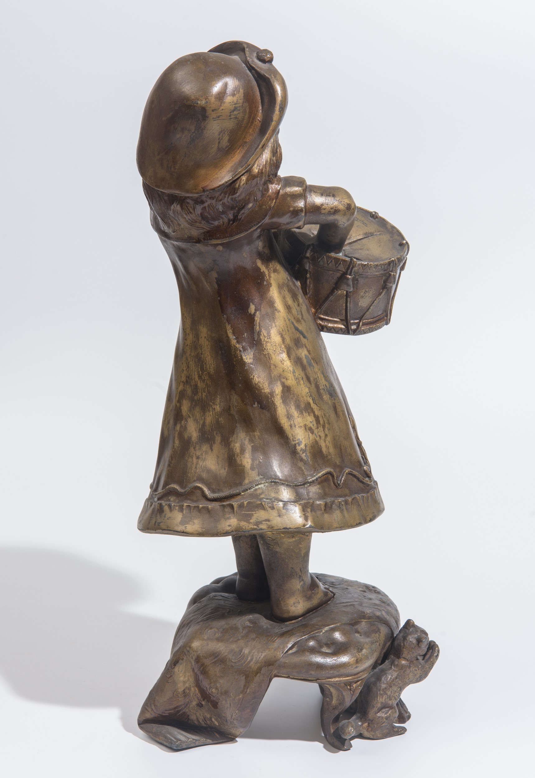 Scultura, Fanciulla in abito marinaretto che suona un tamburo, metallo