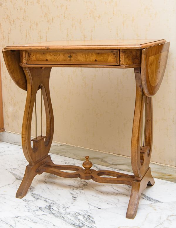 Tavolo a lira con bandelle