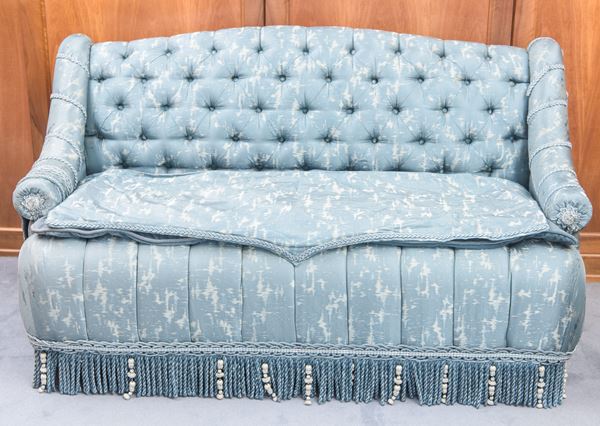 Divano in seta azzurra a due posti
