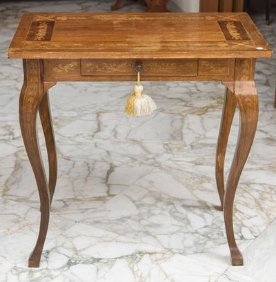 Tavolino in stile Luigi XV, legno massello, intarsiato, XX secolo